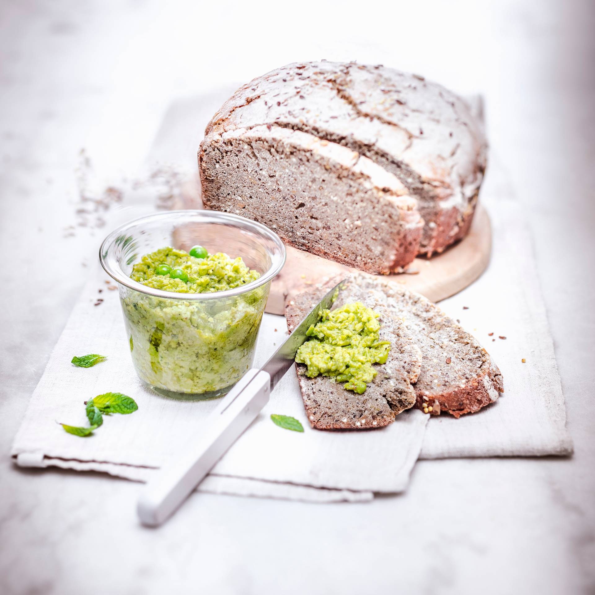Pain sans gluten aux graines et houmous aux petits pois - Recette Companion | Moulinex