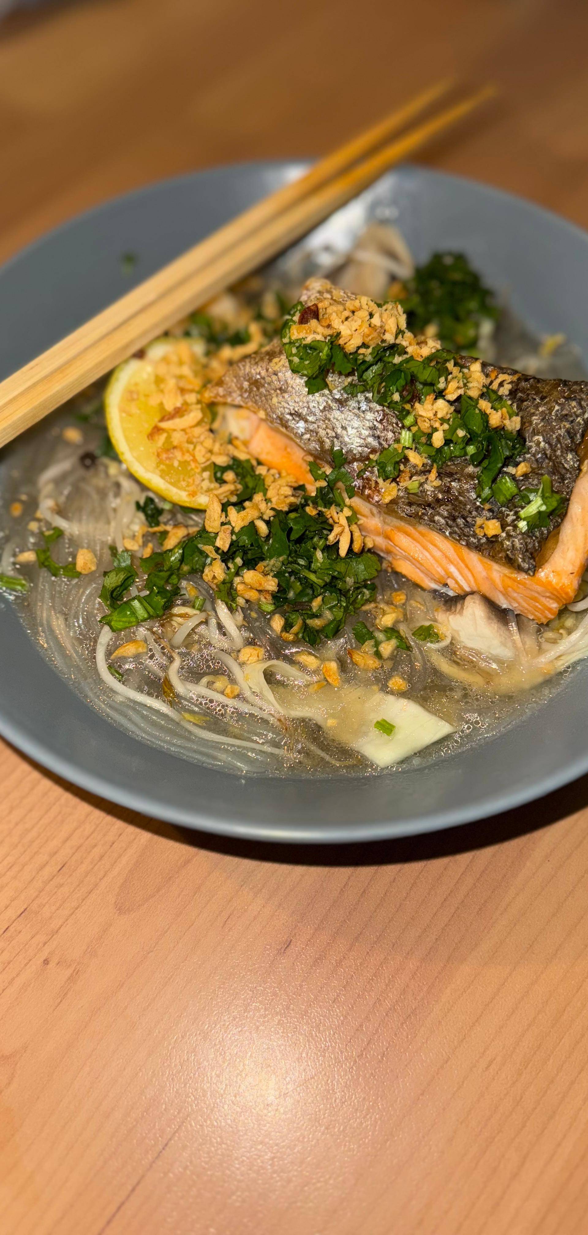 Bouillon de vermicelles et pavé truite grillée - Recette Cookeo 10in1 | Moulinex