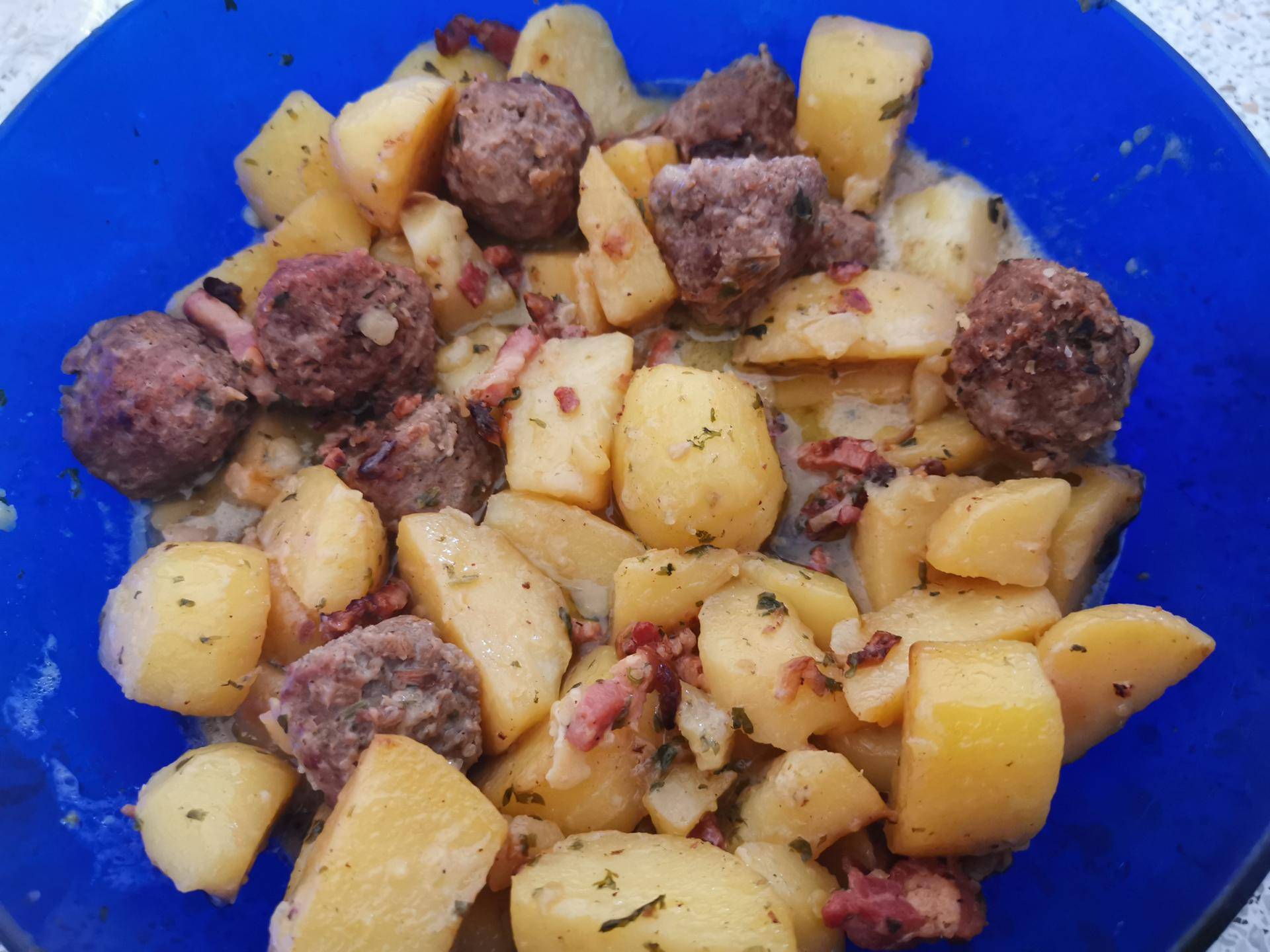 Pommes de terre, lardons, boulettes de boeuf - Recepten Cookeo | Moulinex