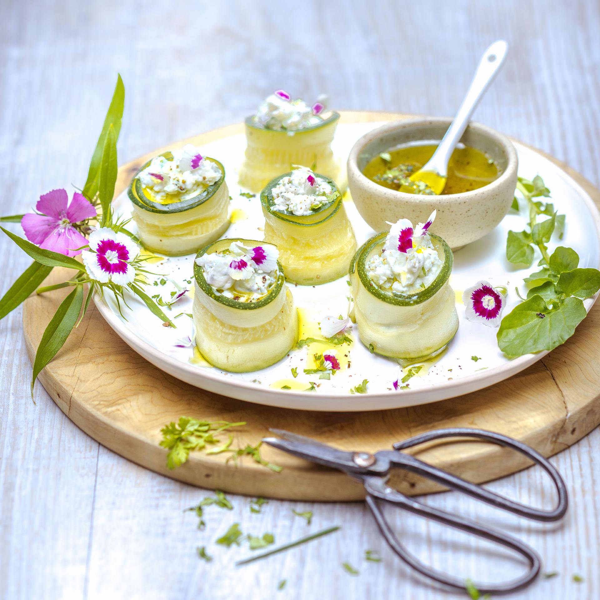 Rouleaux de courgettes au fromage frais et œillets - Recette Companion Connect | Moulinex