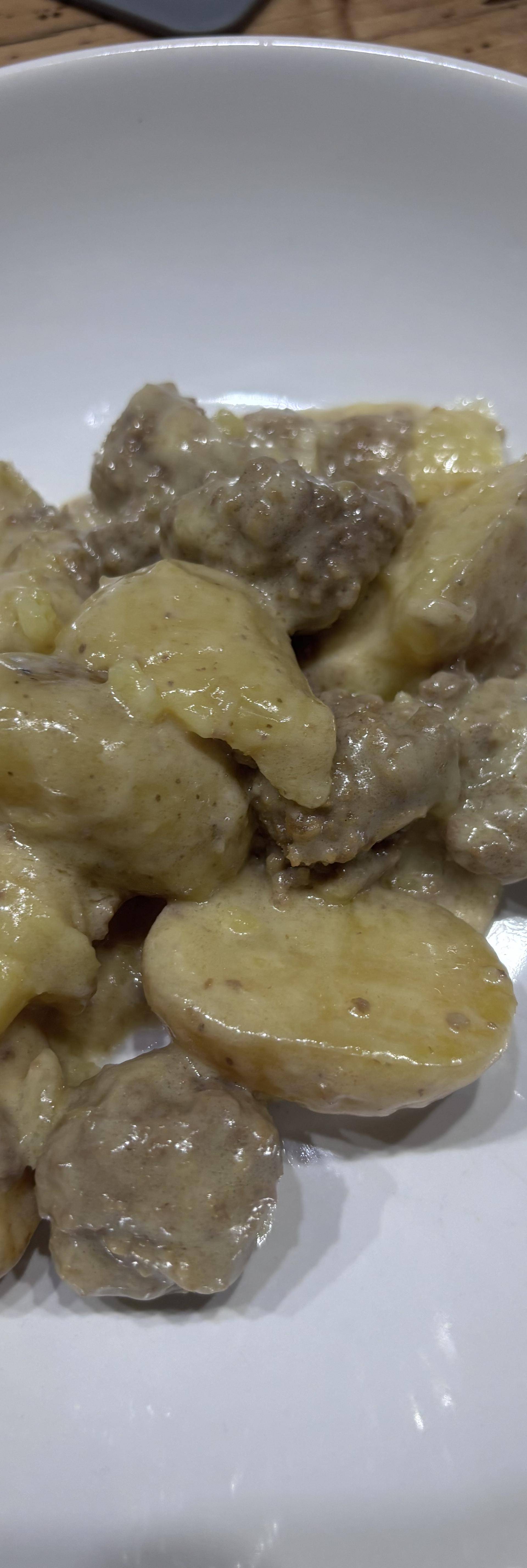 Boulettes de bœuf, pommes grenailles et sauce fromagère - Recette Cookeo V3 | Moulinex