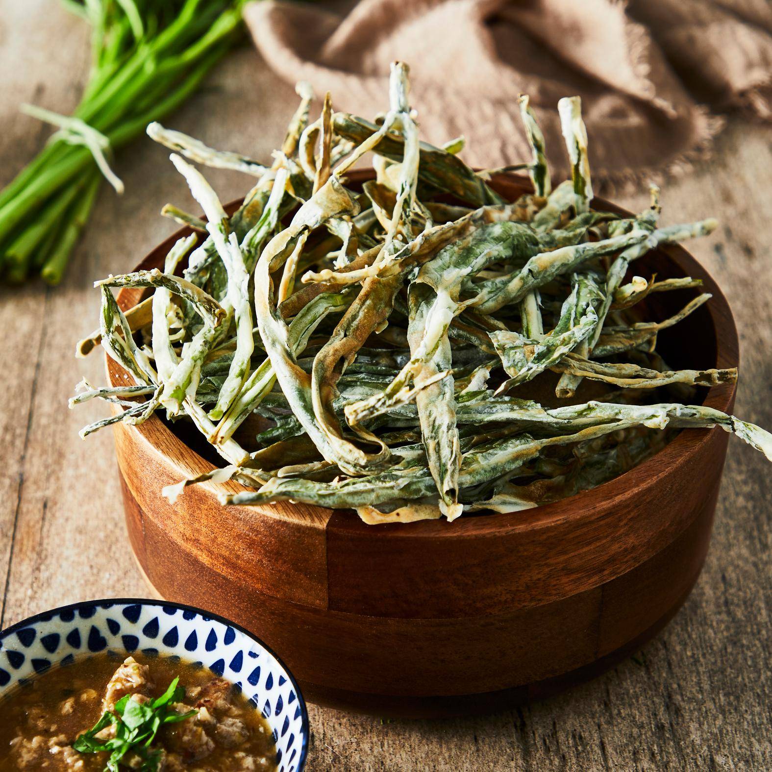 Tempura de liseron d’eau, sauce épicée au porc - Recette Easy Fry Compact | Moulinex