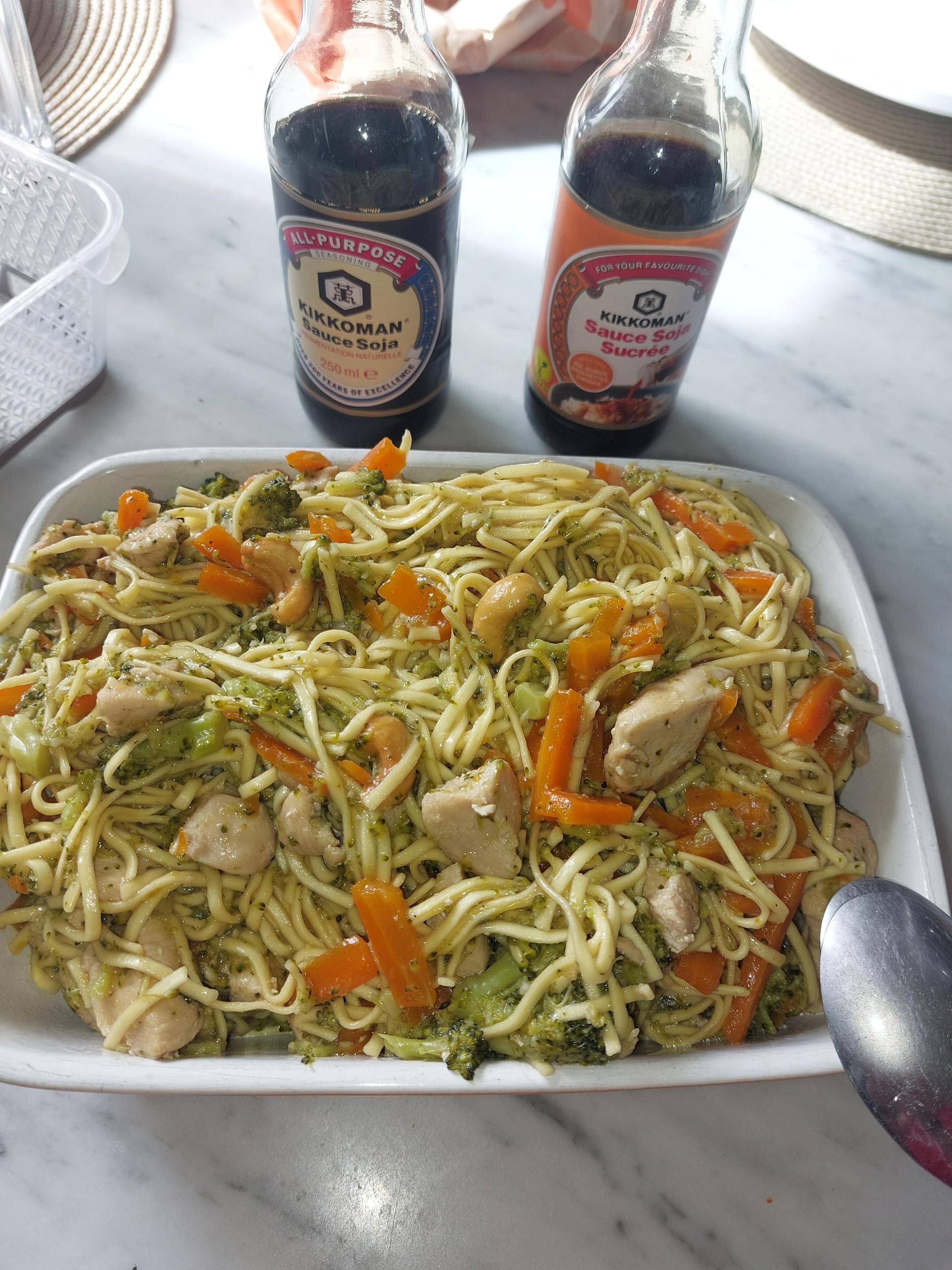 Poulet sauté aux légumes, nouilles chinoises et noix de cajou de Loulou - Recette Cookeo | Moulinex