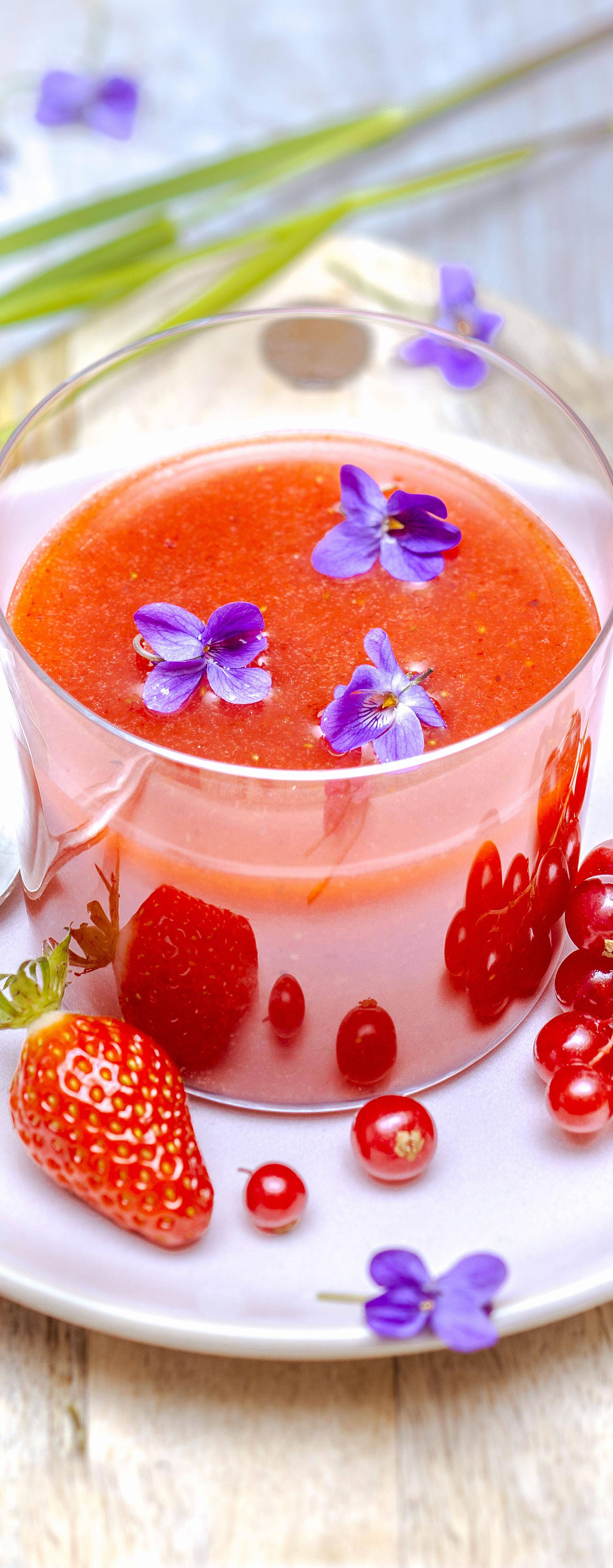 Soupe de fraises, groseilles et violettes - Recette Companion Connect | Moulinex
