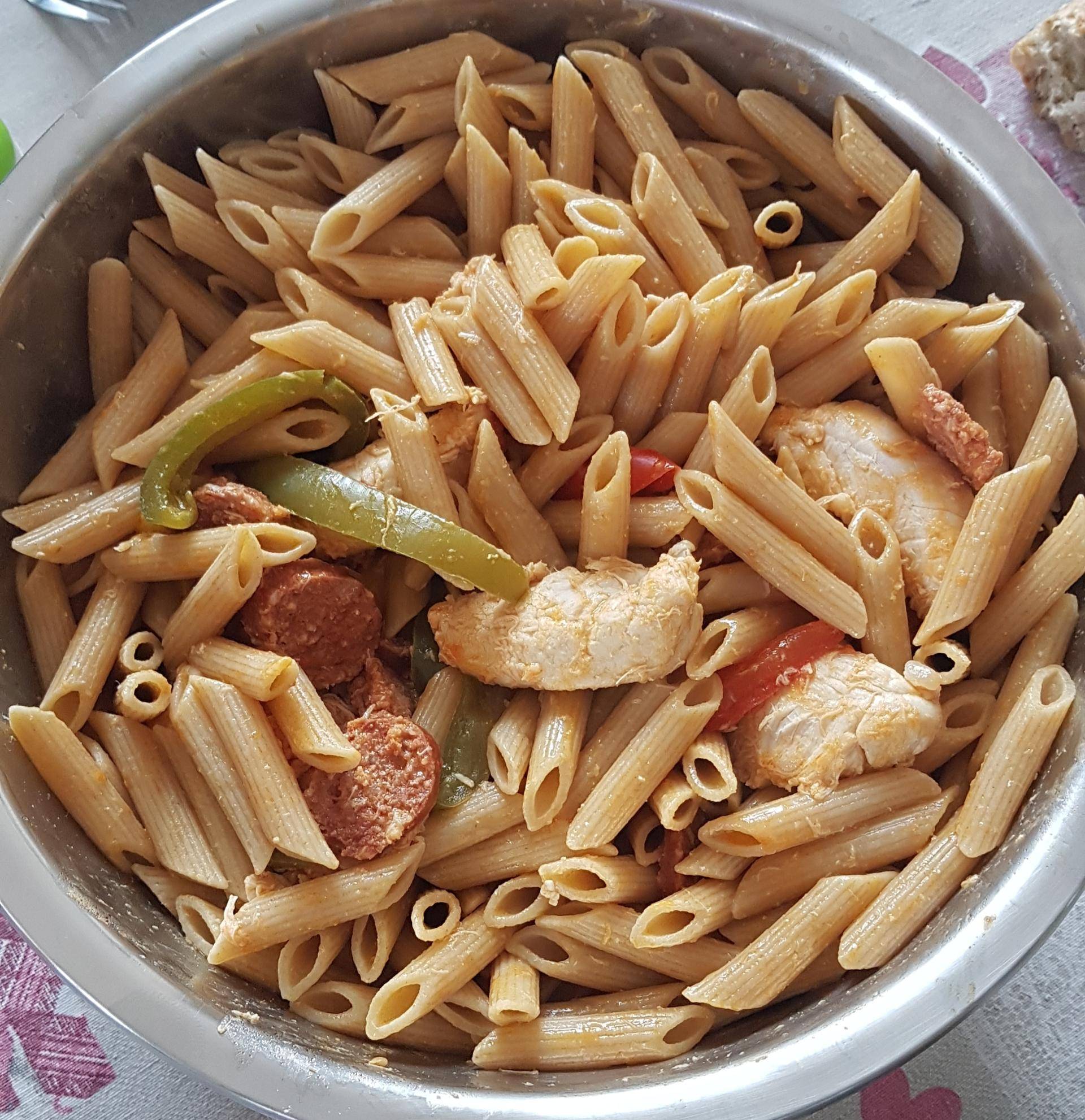 Aiguilettes de poulet sauce crémeuse au chorizo, trio de poivrons et ses pennes - Recette Companion | Moulinex