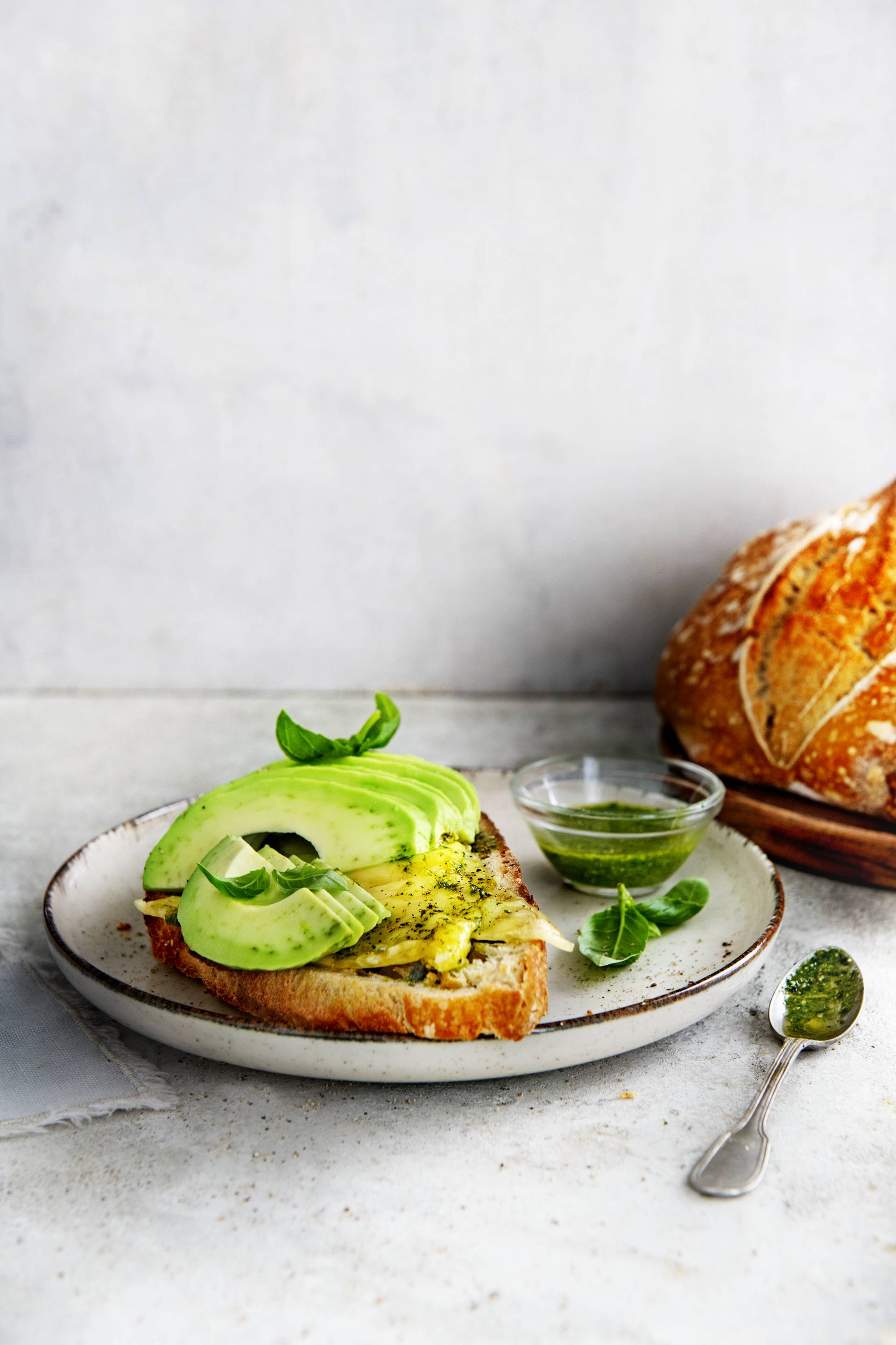 Avocadotoast met basilicumspread en vegan mozzarella - Recepten EASY FRY & GRILL 2 in 1 DIGITAL | Moulinex