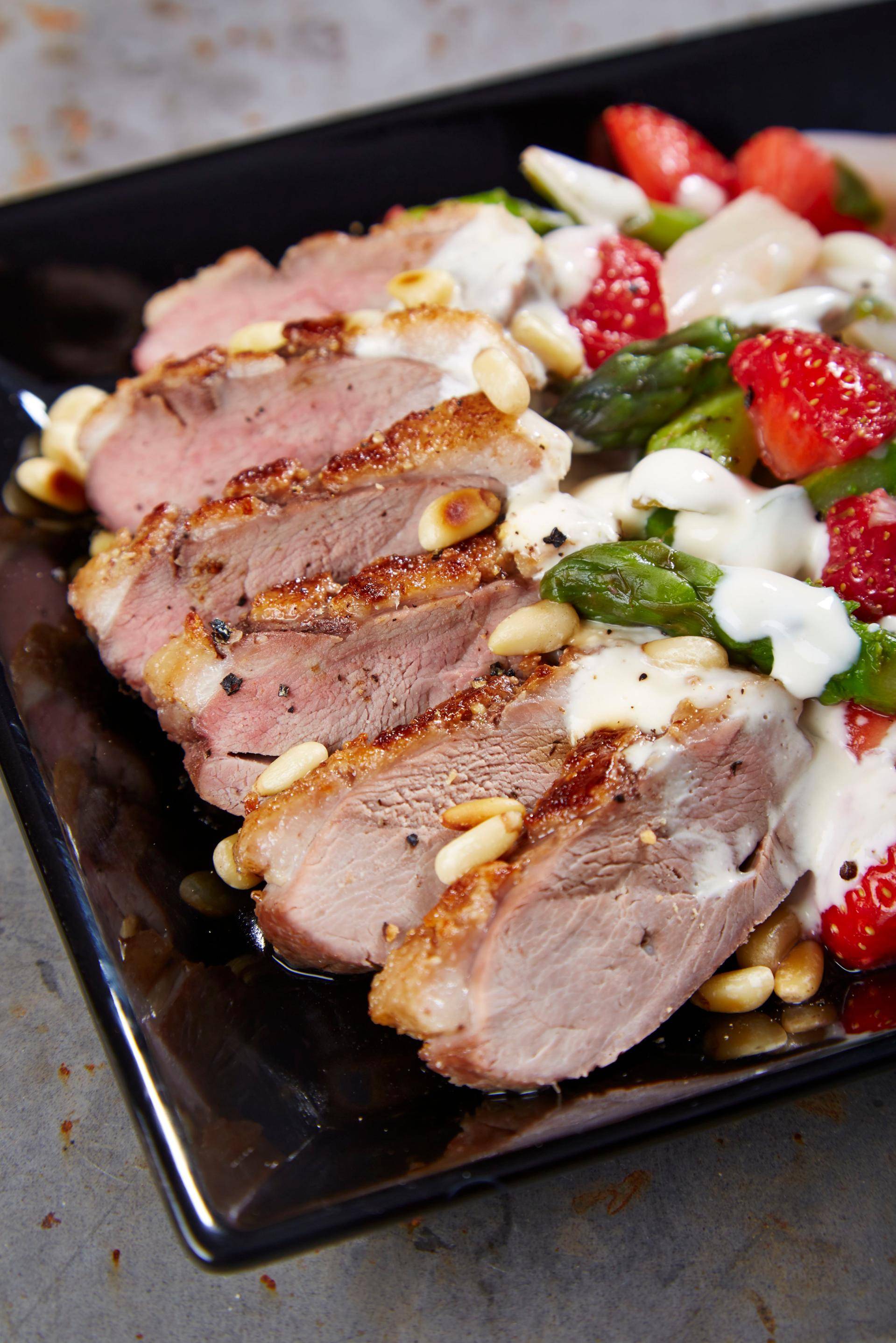 Salade d'asperges aux fraises et magret de canard - Recette Companion Connect | Moulinex