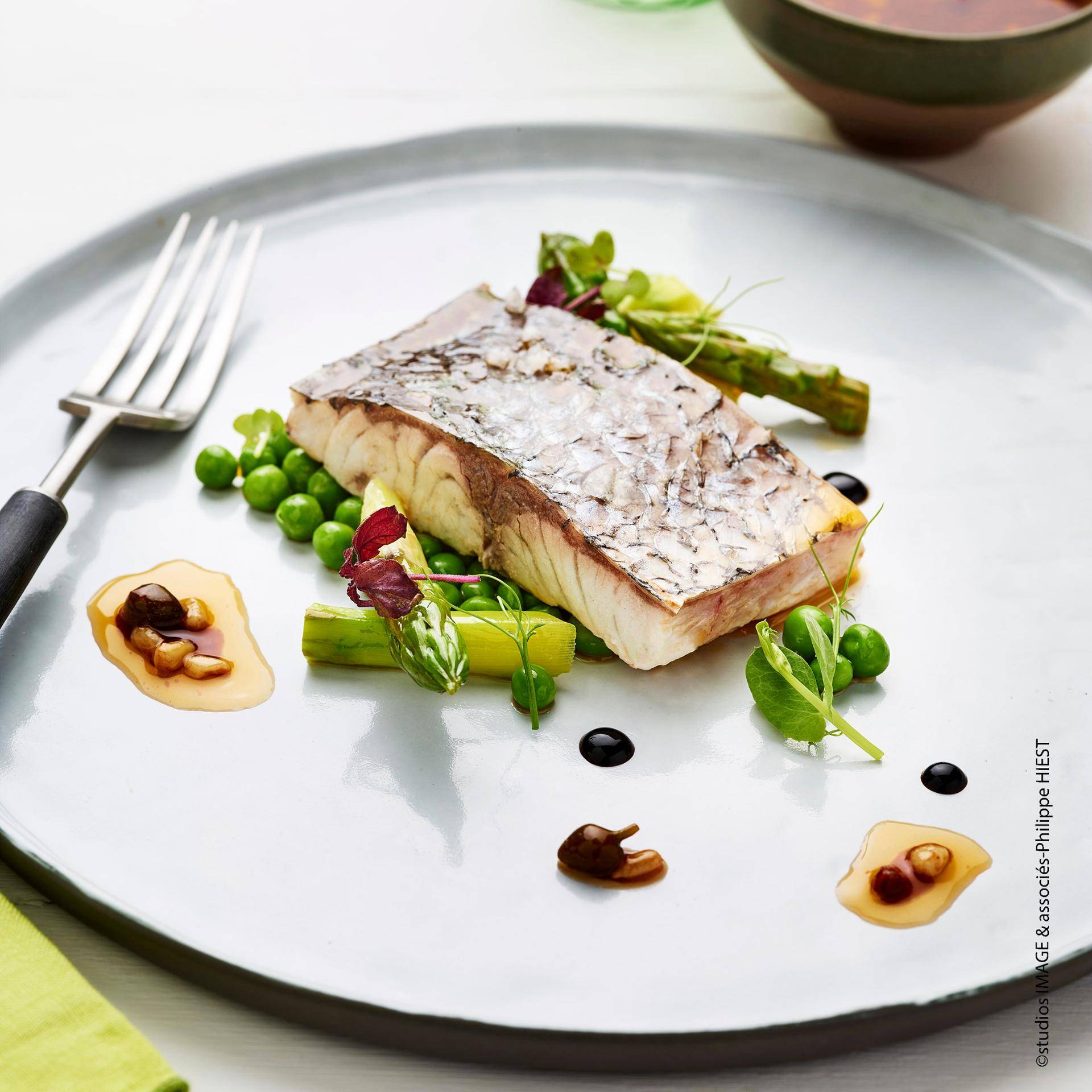 Suprême de maigre, huile aux aromates, asperges vertes et petits pois frais (Chef Eric Brionnes - Les 3 Ducs) - Recette Cuiseur vapeur | Moulinex