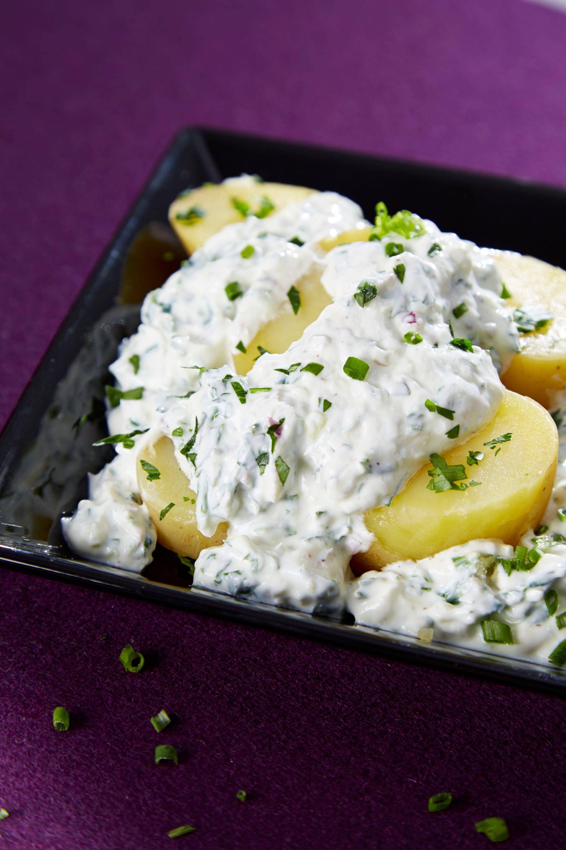 Pommes de terre en robe des champs et fromage blanc aux herbes - Recepten Companion Connect | Moulinex