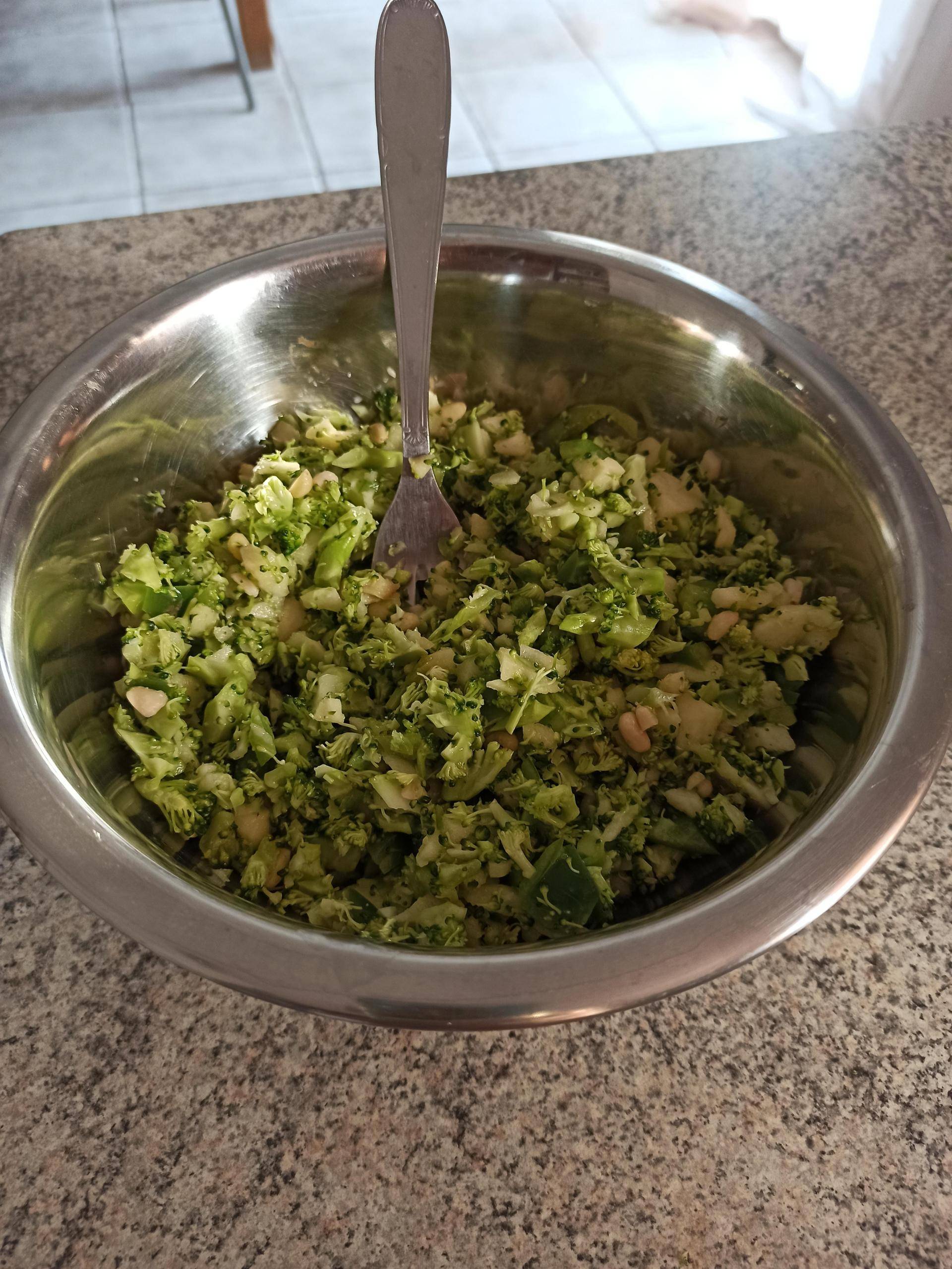 Salade de brocolis crus - Recette Companion Connect | Moulinex