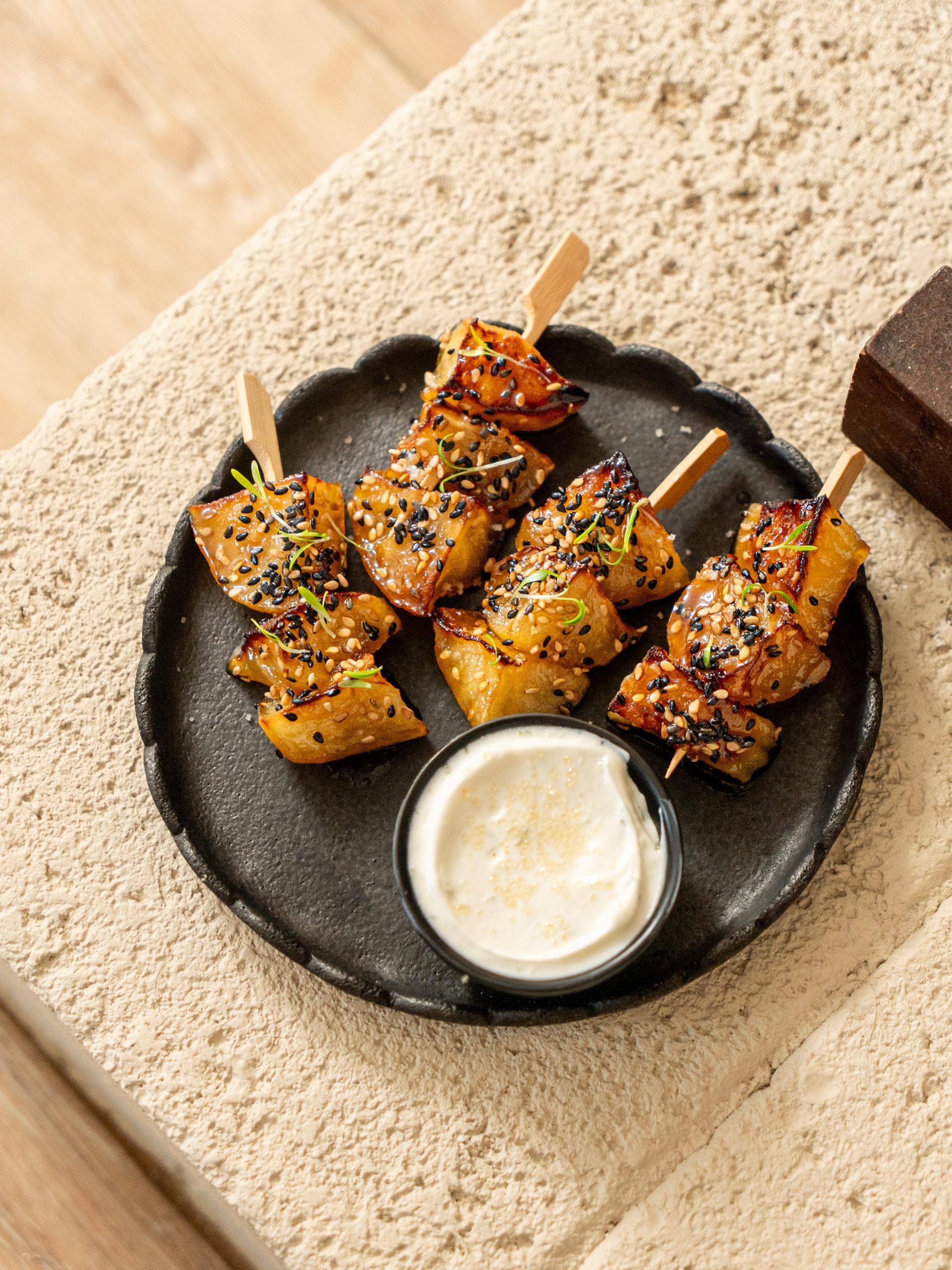 Yakitori de pommes, caramel & sésame - Recepten Easy Fry XL Surface | Moulinex